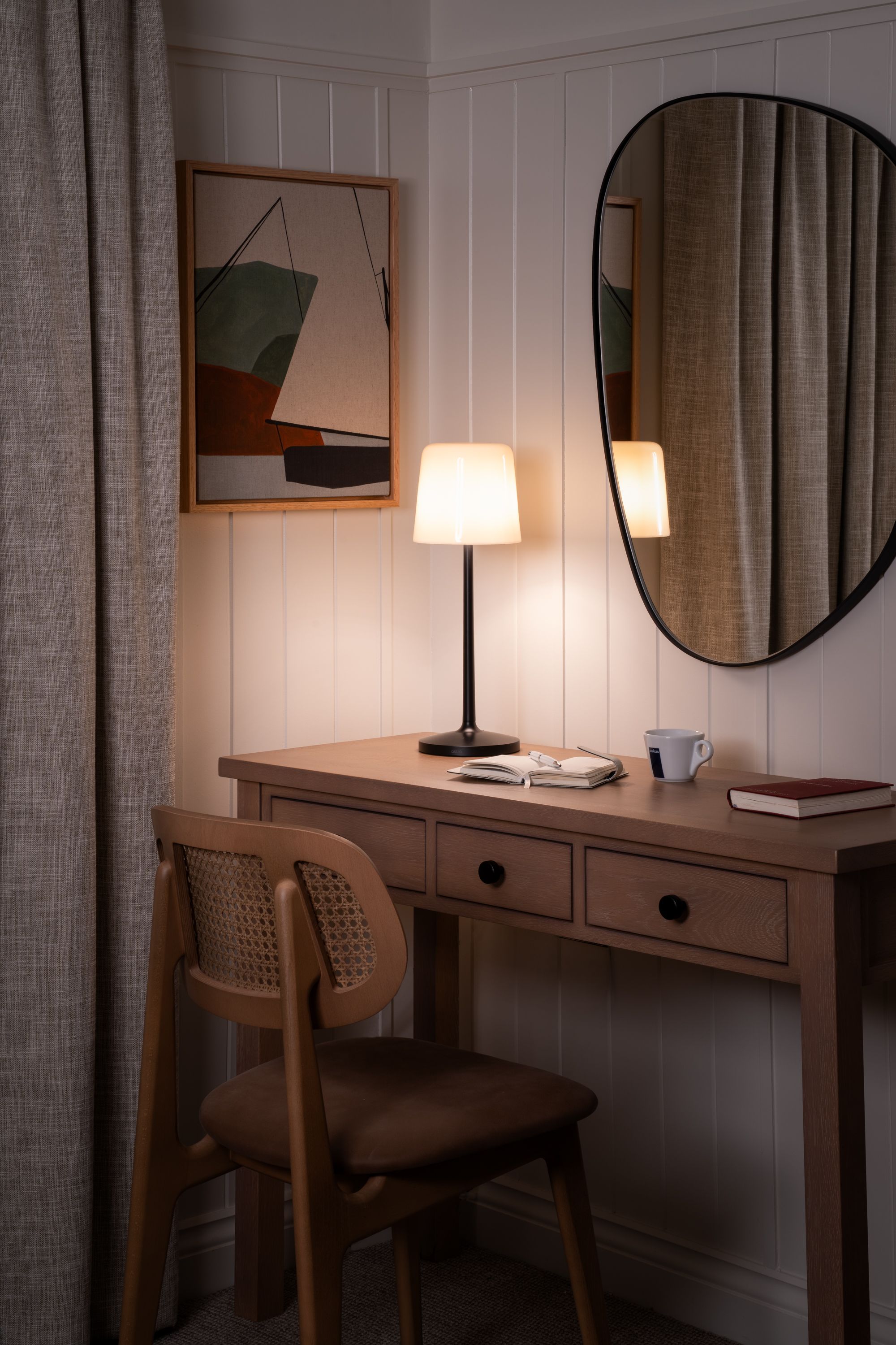 Signature room desk